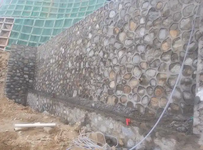 71,72区学校工程进展情况汇报 写美篇1,生活服务楼北侧毛石挡土墙砌筑