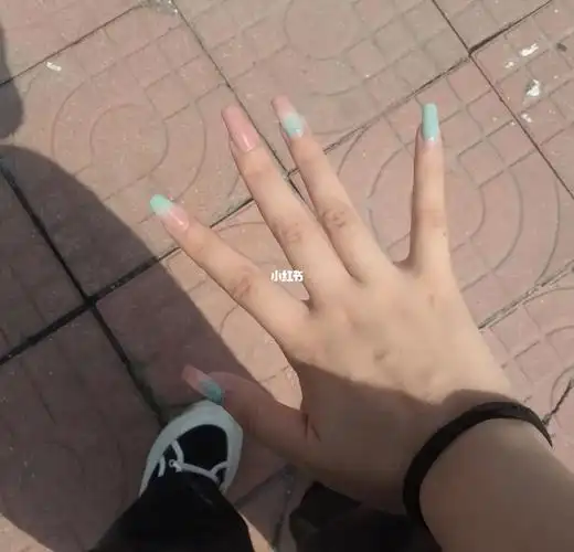 张真源应援色水玉暖炽美甲