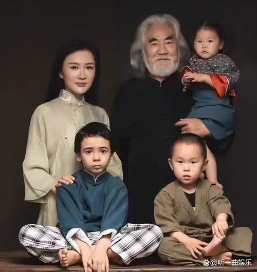 张纪中老婆哺乳照曝光不小心露出事业线