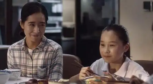 最底层的家庭是米桃一家,爸爸开水果摊,妈妈给人做保姆,为了让米桃不