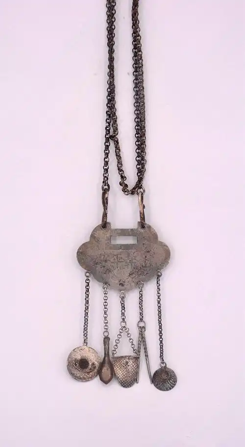 清代晚期永保千秋银质长命锁清代晚期永保千秋银质长命锁此锁为清代