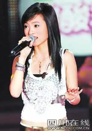 2006年超女全国12强选手胡灵日前出席东南卫视"星光大会"活动后,被