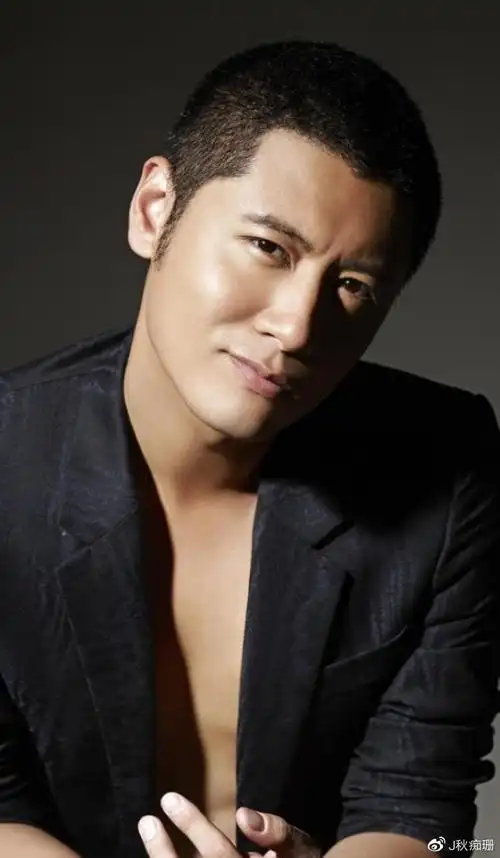 任重近照的确瘦了许多重回颜值巅峰41岁的他仍还是单身