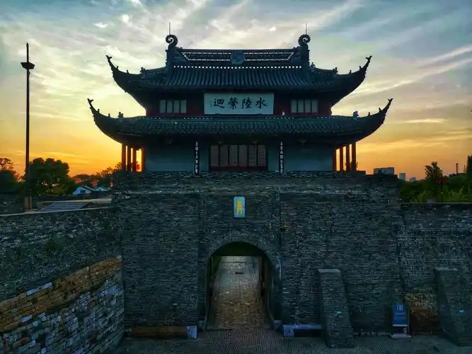 夕阳辉映下的醉美盘门三景.