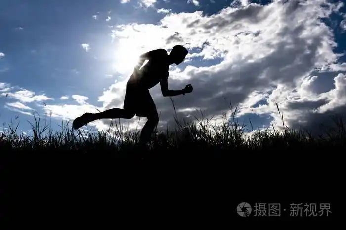 男人在户外跑步的剪影背景.