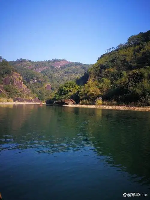 闽中奇峰于武夷山.闽中秀水于九曲溪.