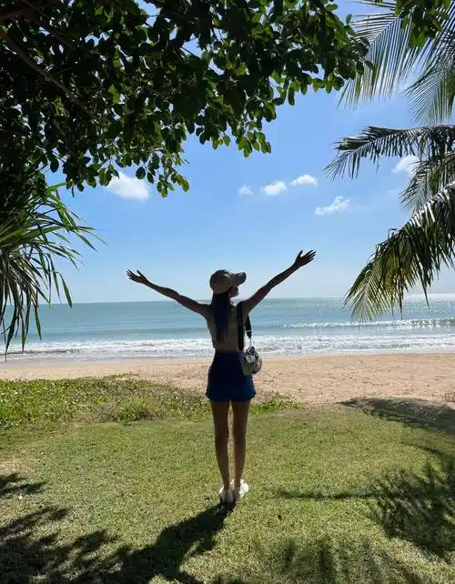 原创身着牛仔短裤面朝大海李沁写真惬意的享受生活太美了