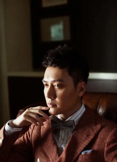 冯绍峰时尚写真曝光 姿态坦然魅力迷人