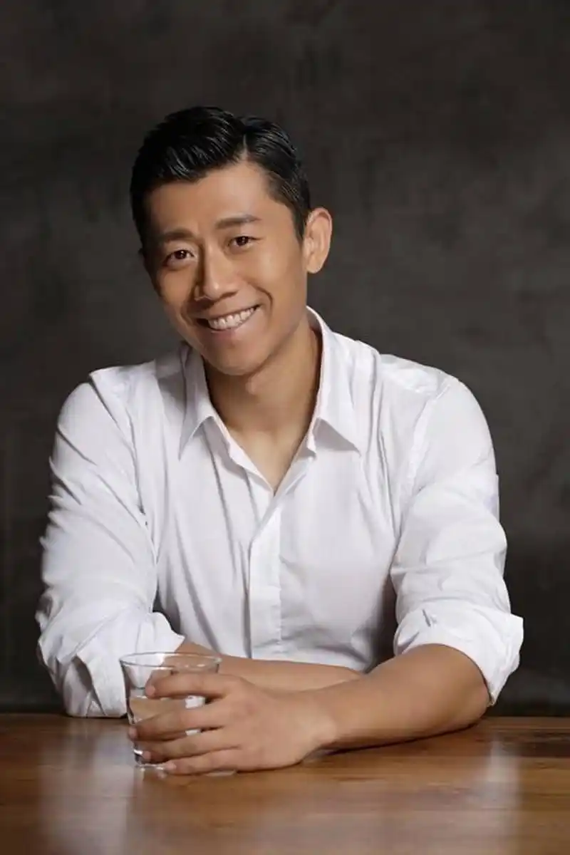 有时候感觉分不清夏雨和胡海泉(羽泉组合之一),话说他俩有点像,大家