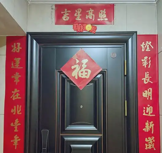 每逢春节,无论城市还是农村,家家户户都要精选一幅大红春联贴于门上