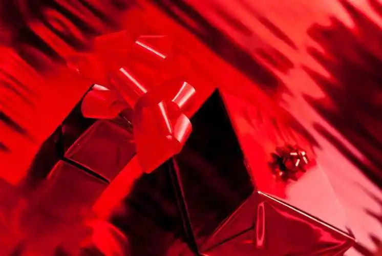 圣诞节或情人红心与红绸蜡烛