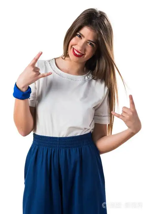 年轻女孩做角手势