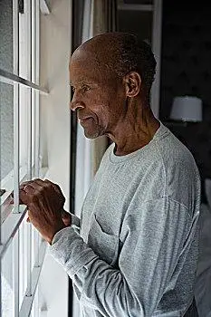 侧面视角,老人,向外看,窗户,站立,在家
