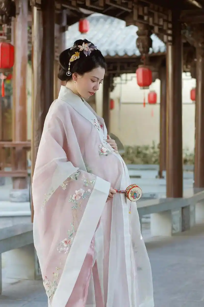 一段特殊又值得纪念的时光#汉服孕妇写真  - 抖音