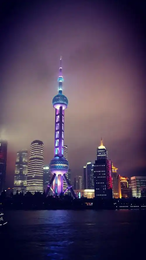 今天,我们来到了上海最具代表性的建筑物——东方明珠.