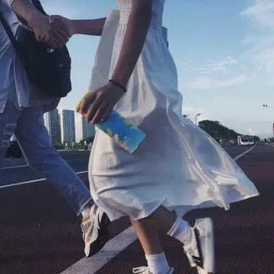 情侣头像牵手走路一前一后 2021真实情侣牵手半身部位图片