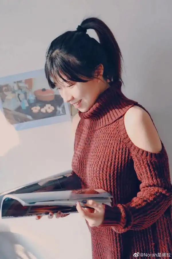 norah,本名杨梦琦.娃娃脸,身材娇小,笑起来眼睛就会弯成月牙.