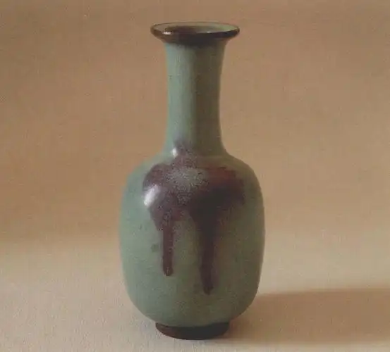 图19-1 五代柴窑长颈瓶