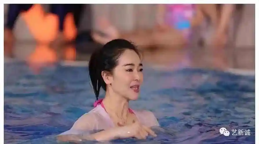 左小青身材有多好?当她穿着泳衣下水,网友:她的笑容好美