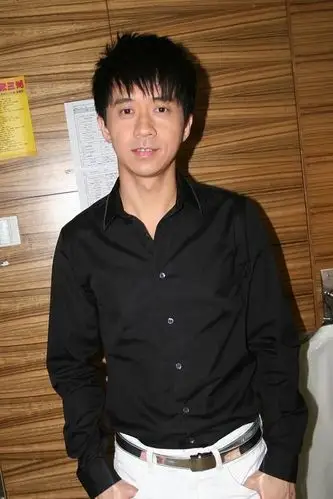 50岁光良曝近照,面色暗黄胡子拉碴显憔悴,身材健硕肌肉坚实似小伙