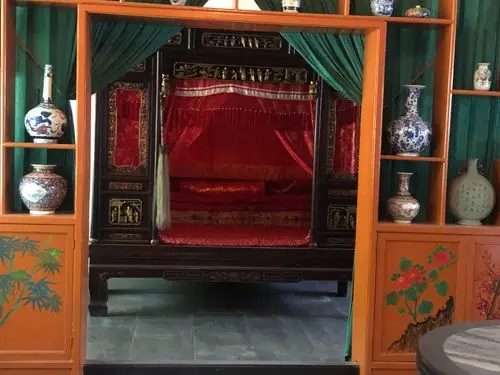 第一次见到古人的卧室,都是有幔帐围起来的,没有窗户,而且很小,看来