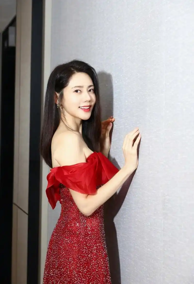 秋瓷炫# 一袭红色镶钻抹胸溜肩群,雪肤玉貌的颜值,丰腴曼妙的事业线