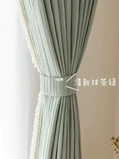 浅绿色系的窗帘和原木色家具就很搭,例如抹茶绿2,牛油果绿适合美式