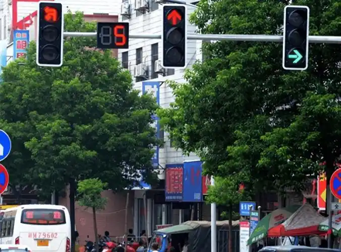 黄灯最后一秒过线该走还是停怎样才不算闯红灯