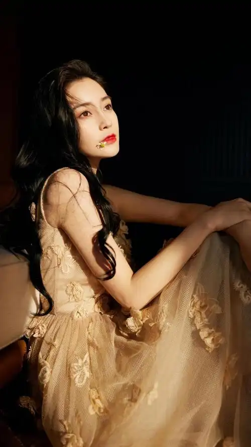 angelababy金色长裙魅惑写真