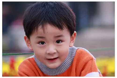 【图片3】非常可爱的小男孩,镜头感超强!--蜂鸟论坛照片套图