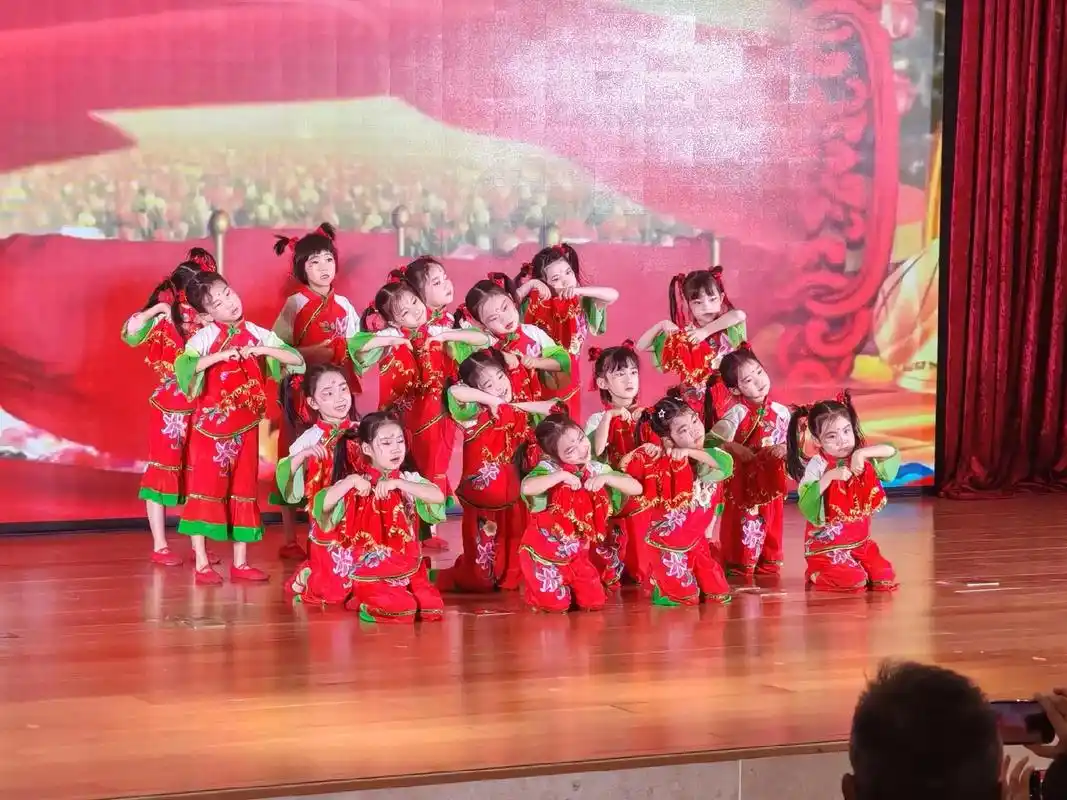 两个宝贝元旦表演的节目#幼儿园联欢会