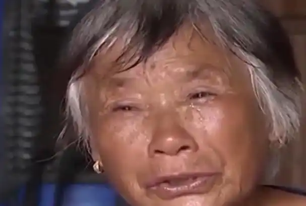 工作人员说,因为谭诗雨和谭博两个人是有妈妈的,不符合办理孤儿证的