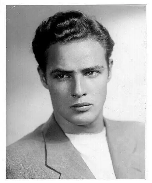 有人可以八一下马龙白兰度的情史和他的男/女朋友吗?