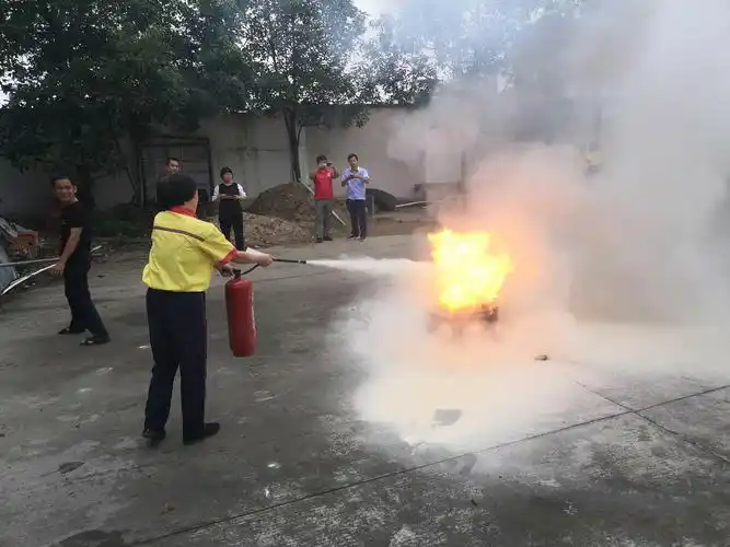 今天中航石油在汉中区域齐聚柳林加油站灭火器演练培训,大家正在娱乐
