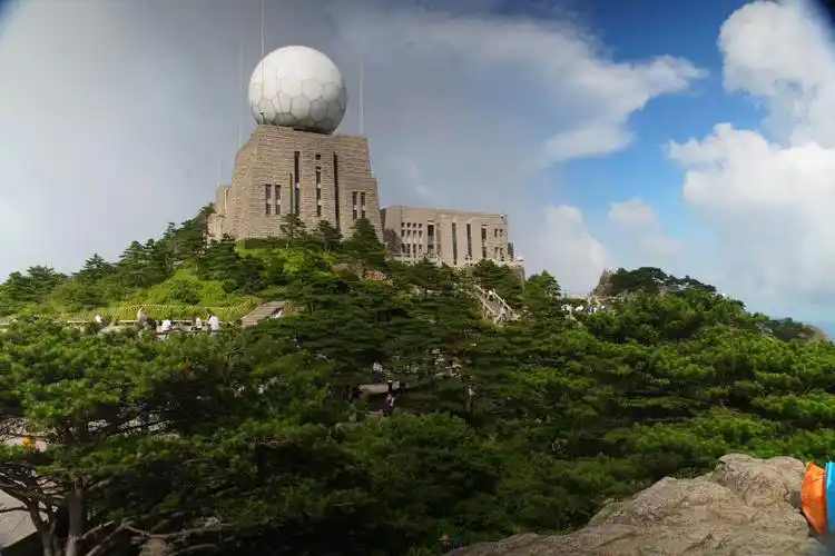 光明顶.海拔1860米,黄山景区第二高峰,也是今次旅游能到达的最高点.