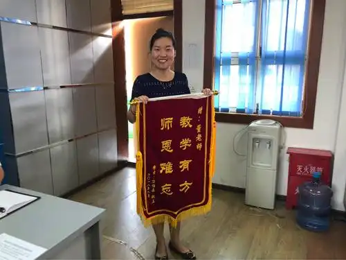教师倾心育桃李家长感恩送锦旗--------北极小学教师喜获锦旗