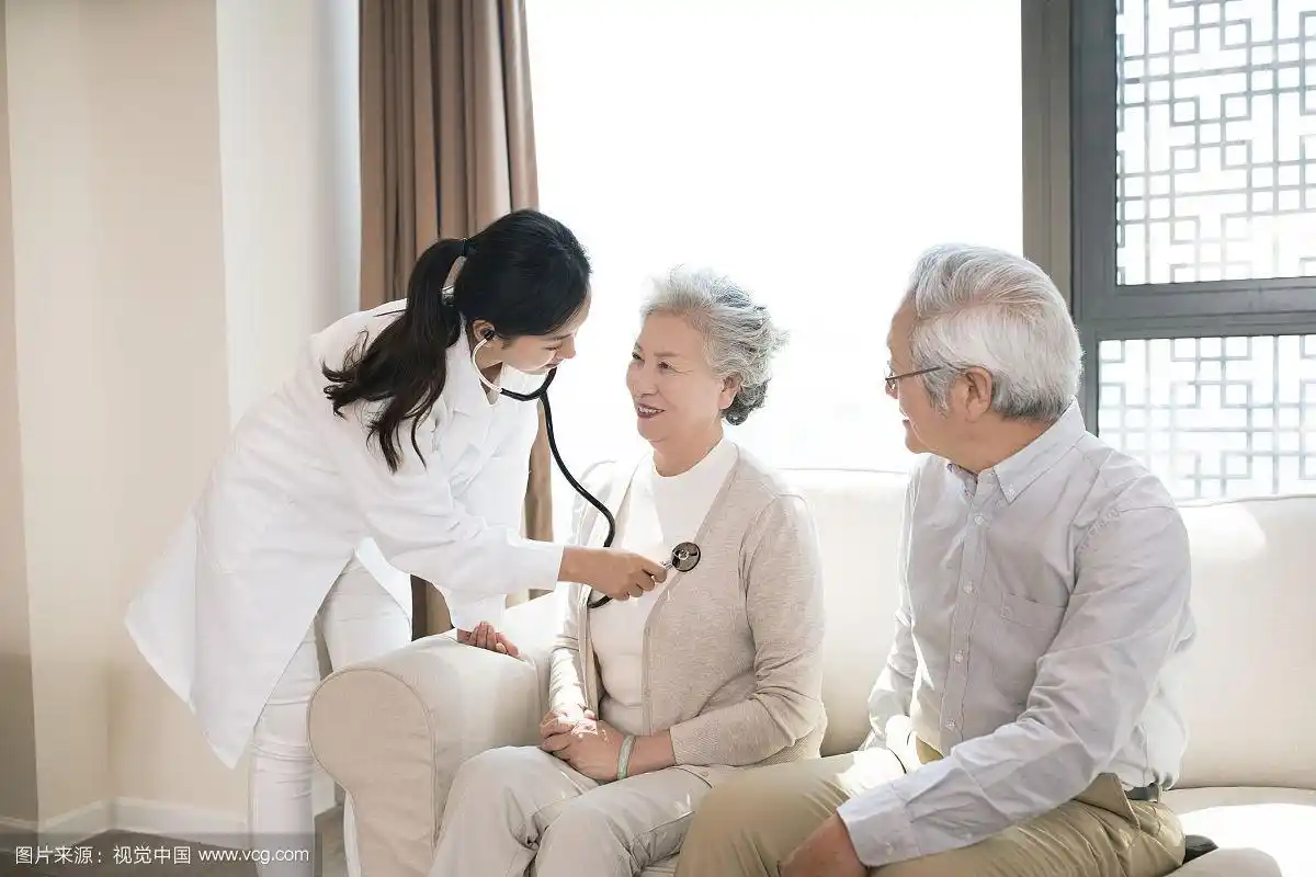 医生给老年夫妇检查身体