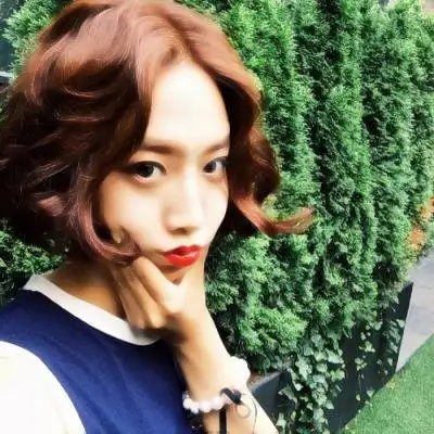 短发女生头像小清新意境高清图片