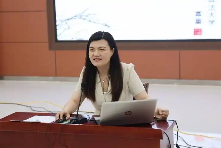 课堂上,富童博士从法,律,刑的含义入手,深入浅出,生动形象的介绍了