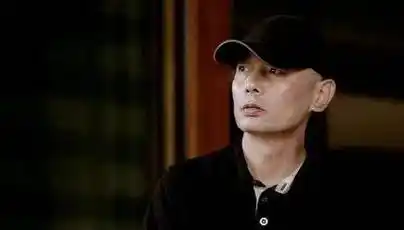 原创结婚30年无子无绯闻冯小刚为其下跪颁奖长相不出众但演技是真好