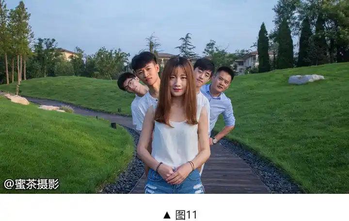 3)拍"千手式"合影 "千手式"形象深入人心,蜜茶借用这个创意拍了一