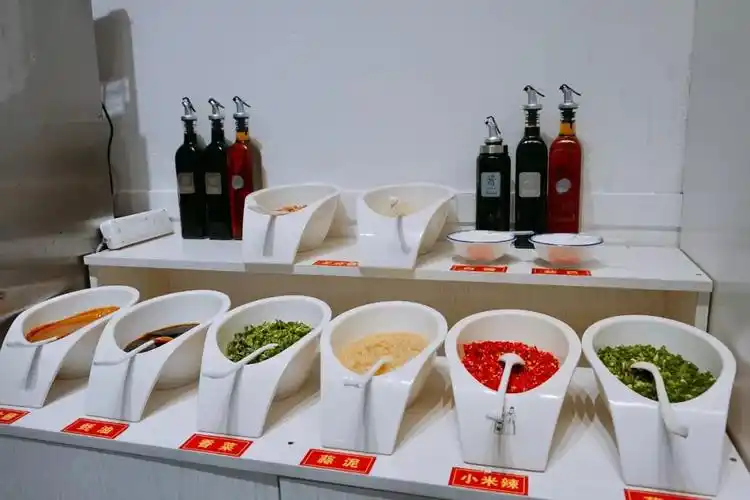 吃火锅,调料是一门学问.自助调料,随心搭配.