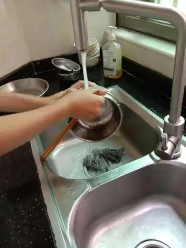 星期一下午放学回家就帮父母洗碗准备吃饭.