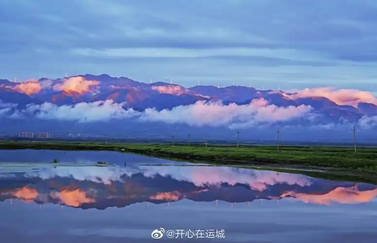 连续降雨初晴后山西运城盐湖在云雾缭绕中条山的映衬下