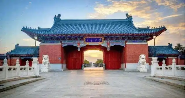 该校于1951年在大夏大学和光华大学的基础上成立,具有香港风格.