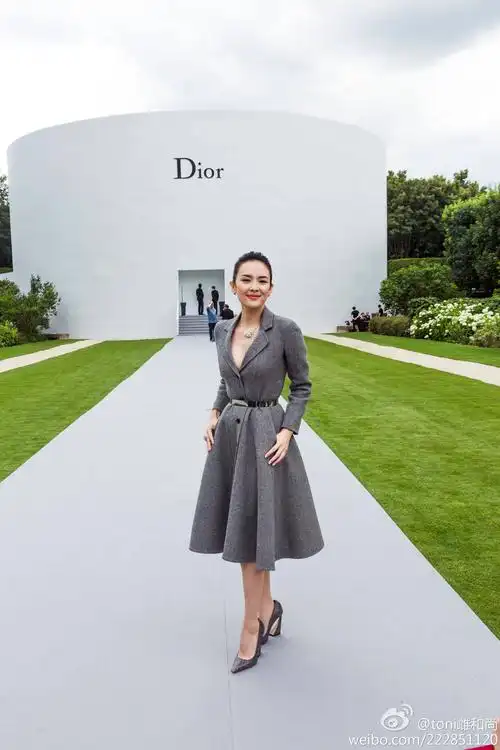2014秋冬巴黎高级定制时装周#章子怡以这身标准@dior迪奥 行头出现.