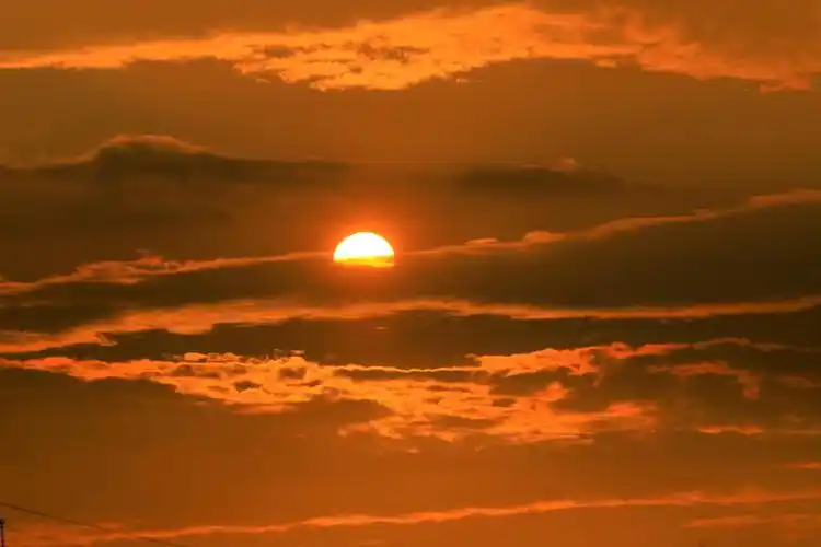 18夕阳美景 临近傍晚,天空中出现了一道连造物主都为之震惊的风景.