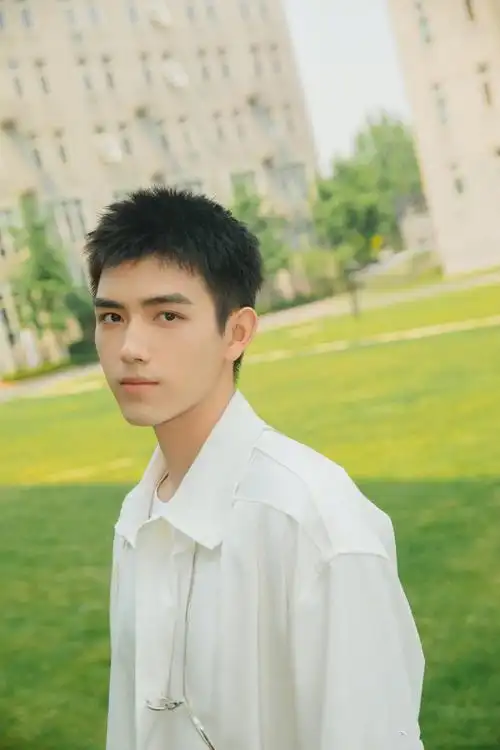 陈飞宇520清爽少年感大片释出,白衬衫搭配牛仔裤