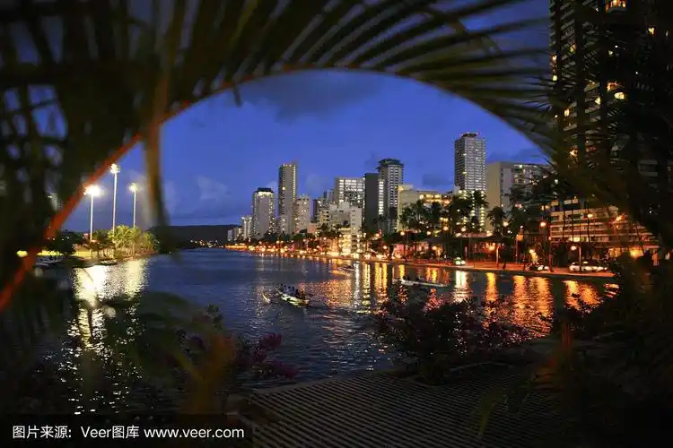 晚上在檀香山的独木舟