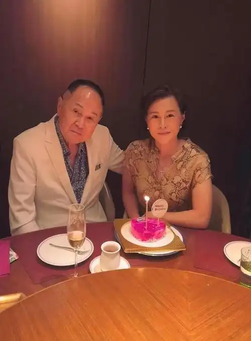 站在赵式芝左边,穿着红衣的年轻男人,则是赵世曾的小儿子,是赵世曾和